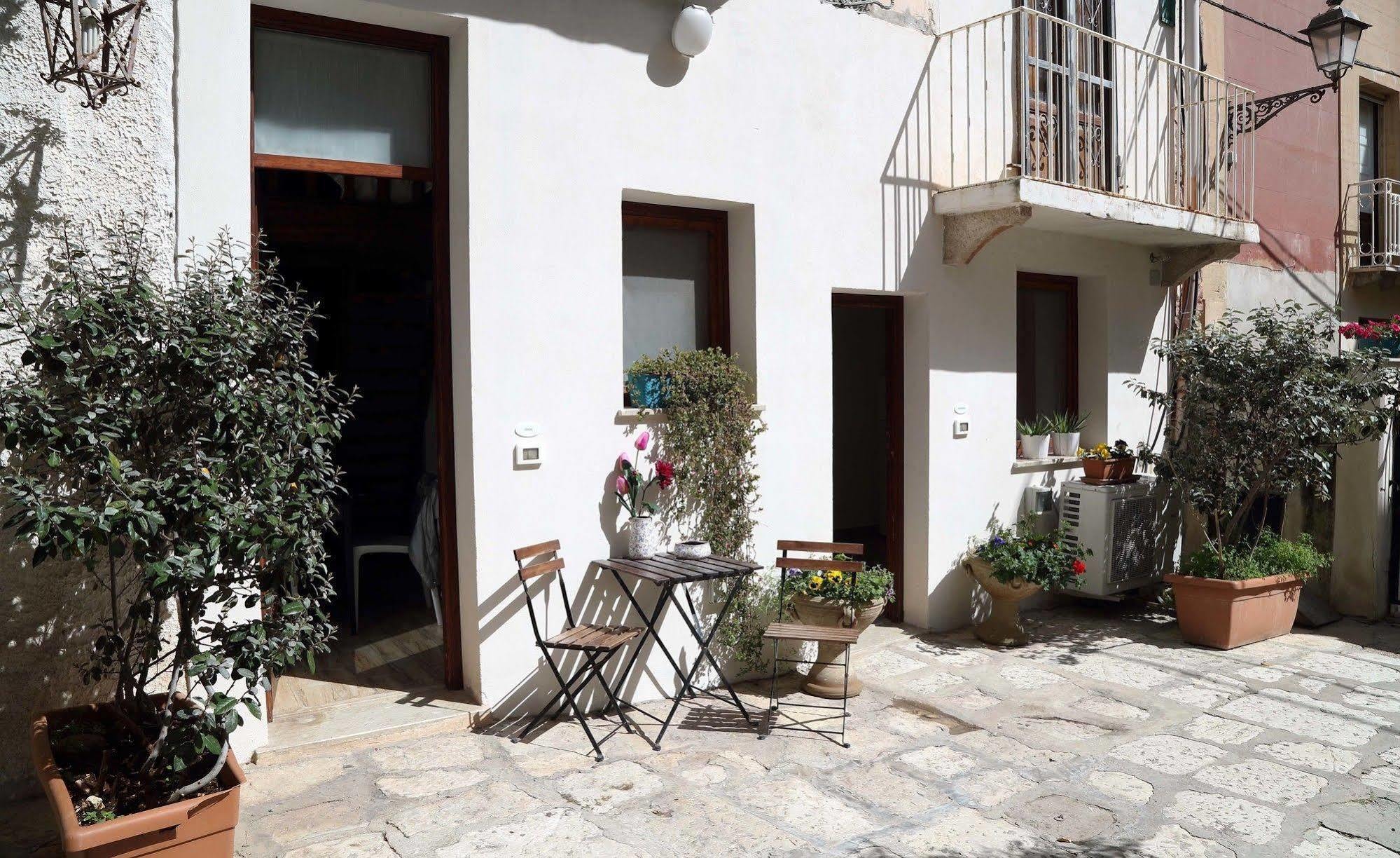 Aparthotel Cortile Antico Trapani Exterior foto